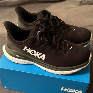 Hoka Men's Black and White Mach 4